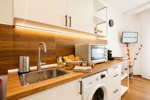 Fridge, stovetop, toaster - Benghazi Central Loft - Style, Comfort and Serenity (Bari)