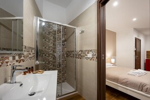 Shower, towels, shampoo, toilet paper - Benghazi Central Loft - Style, Comfort and Serenity (Bari)