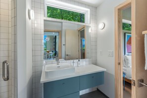 Suihku, pyyhkeet, saippua, vessapaperi