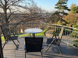 Outdoor dining - Cozy vacation apartment with dream view and balcony on the hill in Wernigerode (Wernigerode)