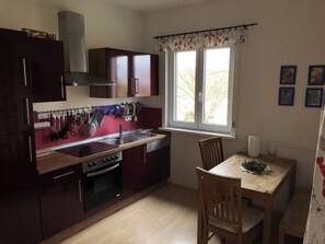 Microwave, oven, stovetop, dishwasher - Cozy vacation apartment with dream view and balcony on the hill in Wernigerode (Wernigerode)
