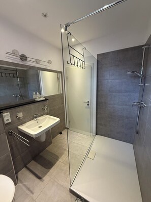 Secador de pelo, toallas, jabón y papel higiénico