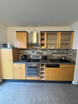 Kjøleskap, mikrobølgeovn, ovn og kokeplater