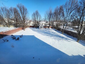 Property grounds - Spacious 3-bedroom house in charming Noblesville with AC (Noblesville)