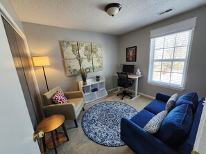 Living area - Spacious 3-bedroom house in charming Noblesville with AC (Noblesville)