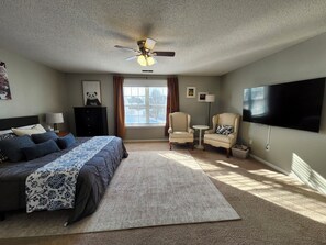 Iron/ironing board, Internet, bed sheets - Spacious 3-bedroom house in charming Noblesville with AC (Noblesville)