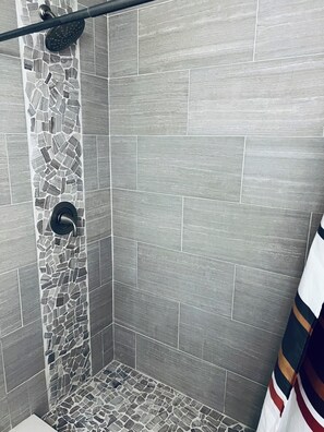 Shower, towels, soap, toilet paper - Melbourne Serenity Retreat! (Melbourne)