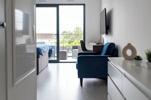 Escritorio, tabla de planchar con plancha, wifi gratis y ropa de cama