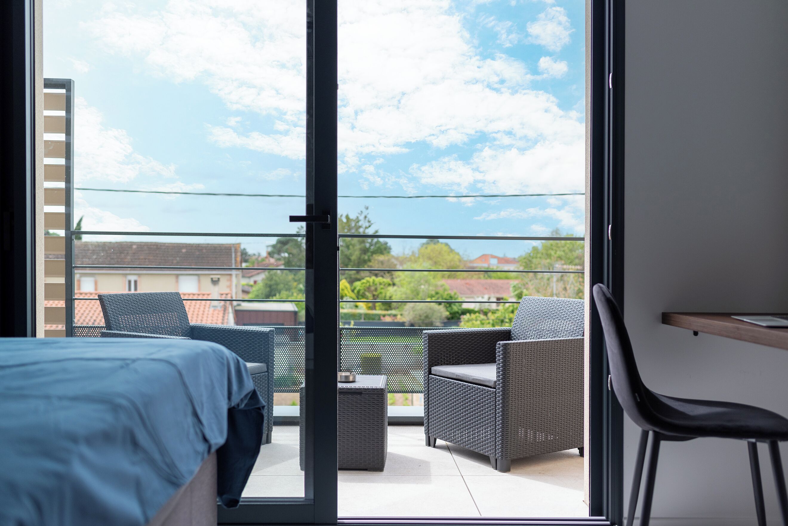 デスク、アイロン / アイロン台、WiFi (無料)、ベッドシーツ