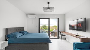A modern bedroom with a bed, a desk, and a TV. - Studio Indigo - Centre - Albi (Albi)