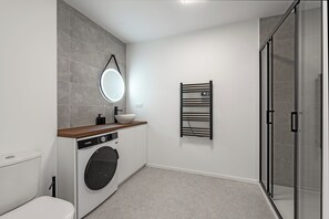 Ducha, secador de pelo, toallas y papel higiénico