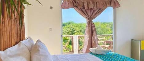 办公桌、笔记本电脑工作区、免费 WiFi