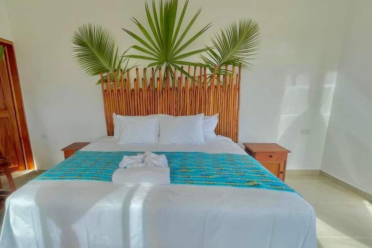 Bàn, khu vực làm việc phù hợp cho laptop