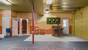 Un bar à jus avec un mur végétal et un comptoir en bois.