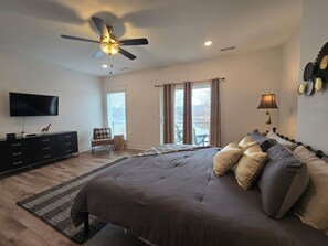 4 bedrooms, iron/ironing board, WiFi, bed sheets - Waterfront Retreat One (Rocky Mount)