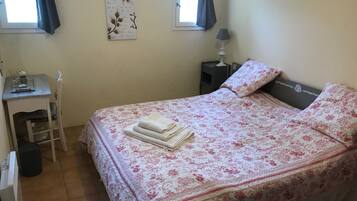 Iron/ironing board, WiFi, bed sheets