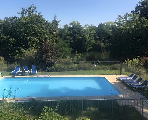 Gite La Lède avec piscine partagée, terrasse commune et Wi-Fi