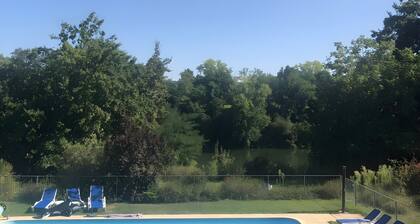 Gite La Lède avec piscine partagée, terrasse commune et Wi-Fi