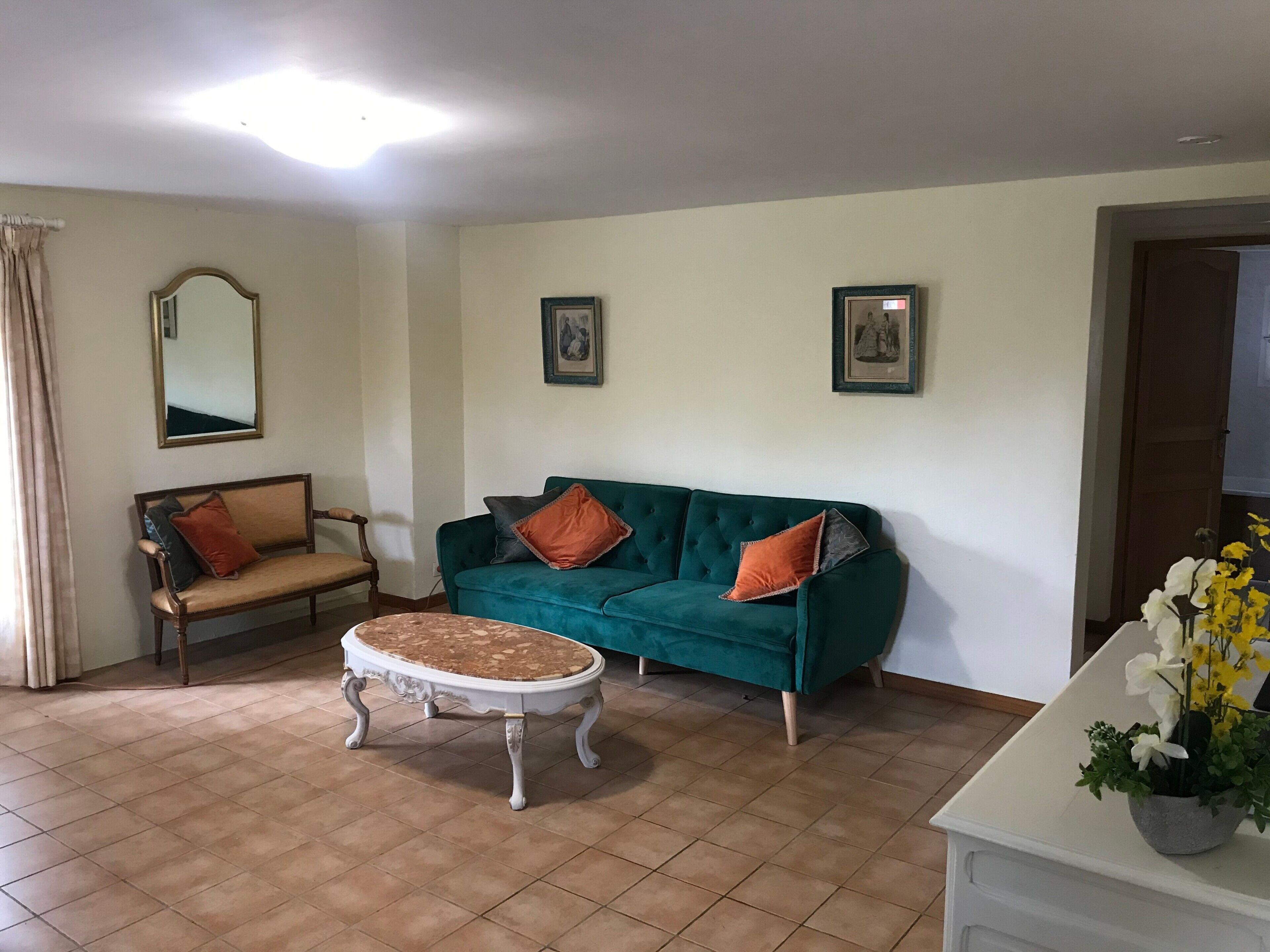 Fernseher, DVD-Player, Tischtennisplatte