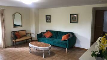 Fernseher, DVD-Player, Tischtennisplatte