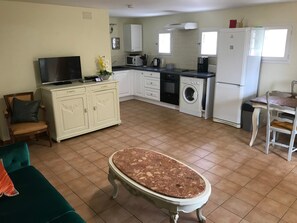 Televisor, reproductor de DVD i taula de tennis de taula 