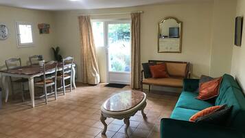 Fernseher, DVD-Player, Tischtennisplatte