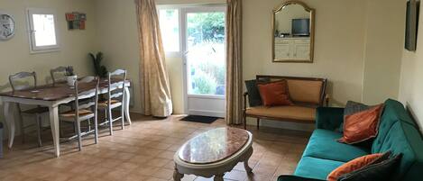 Télévision, lecteur de DVD, table de tennis de table