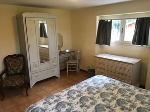 Tabla de planchar con plancha, wifi, ropa de cama