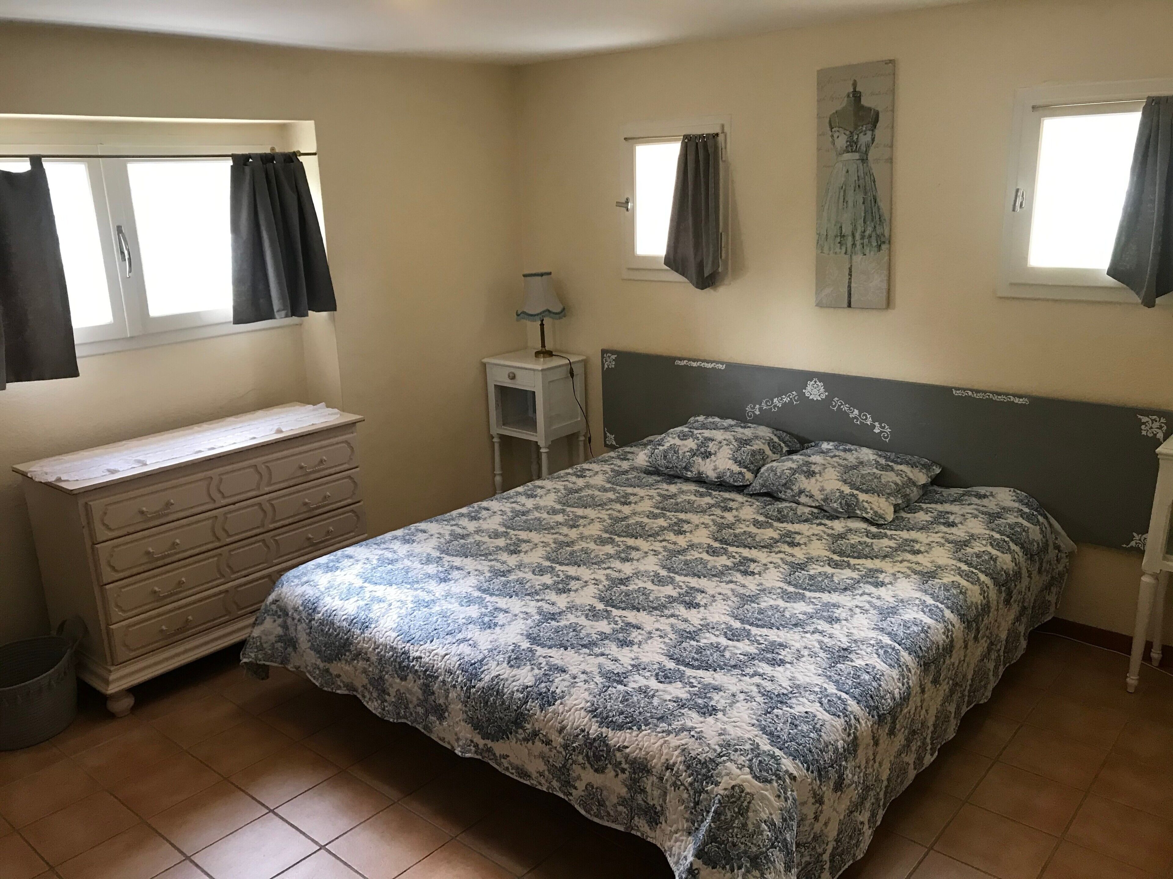 Iron/ironing board, WiFi, bed sheets