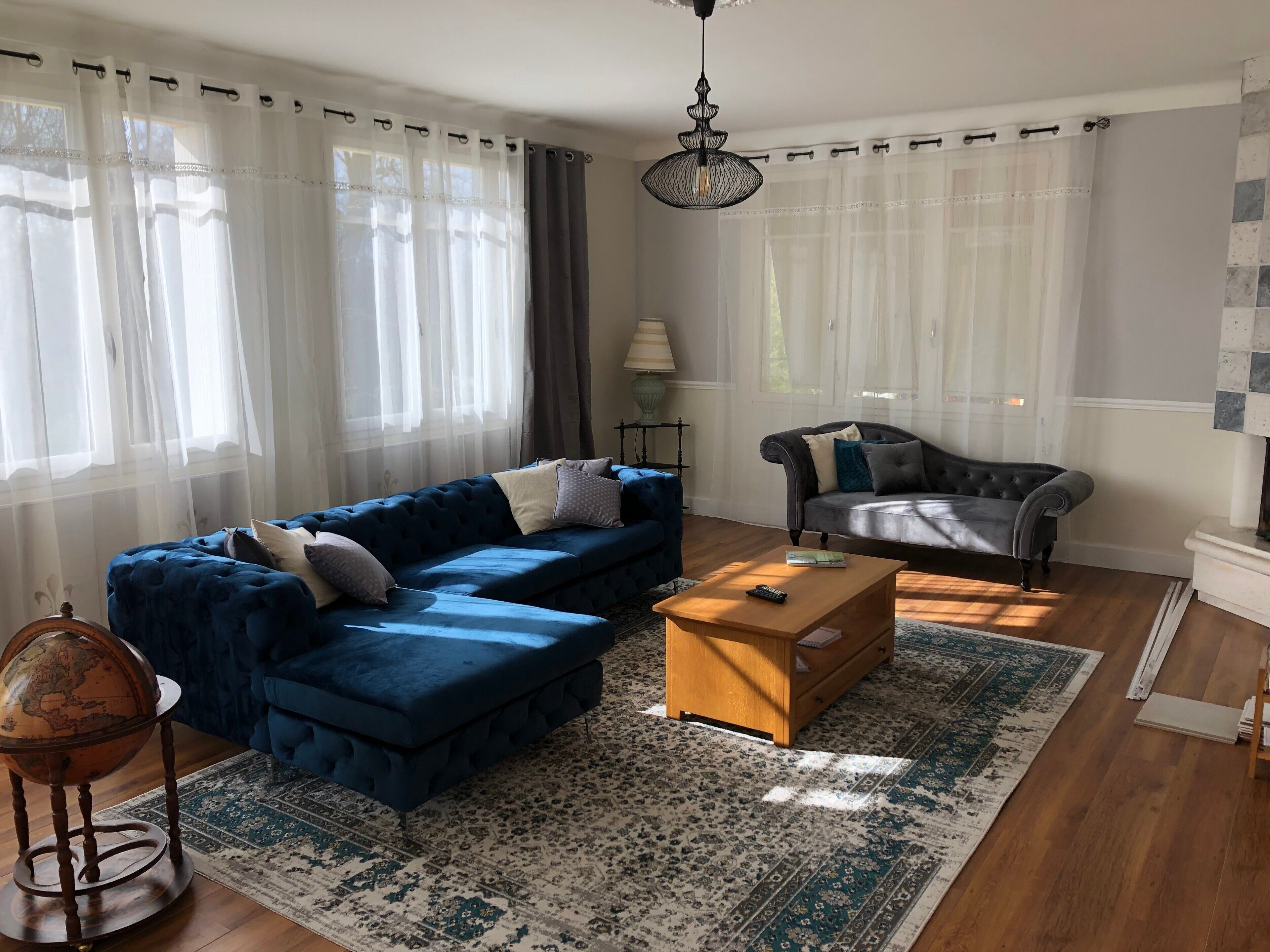 Télévision, cheminée, table de tennis de table