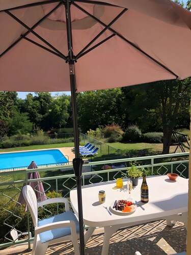 Gite La Garonne with Shared Pool, Communal Garden, and Wi-Fi
