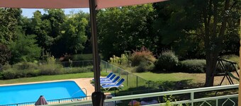 Gite La Garonne with Shared Pool, Communal Garden, and Wi-Fi