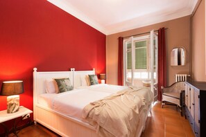 5 slaapkamers, een strijkplank/strijkijzer, reisbedje