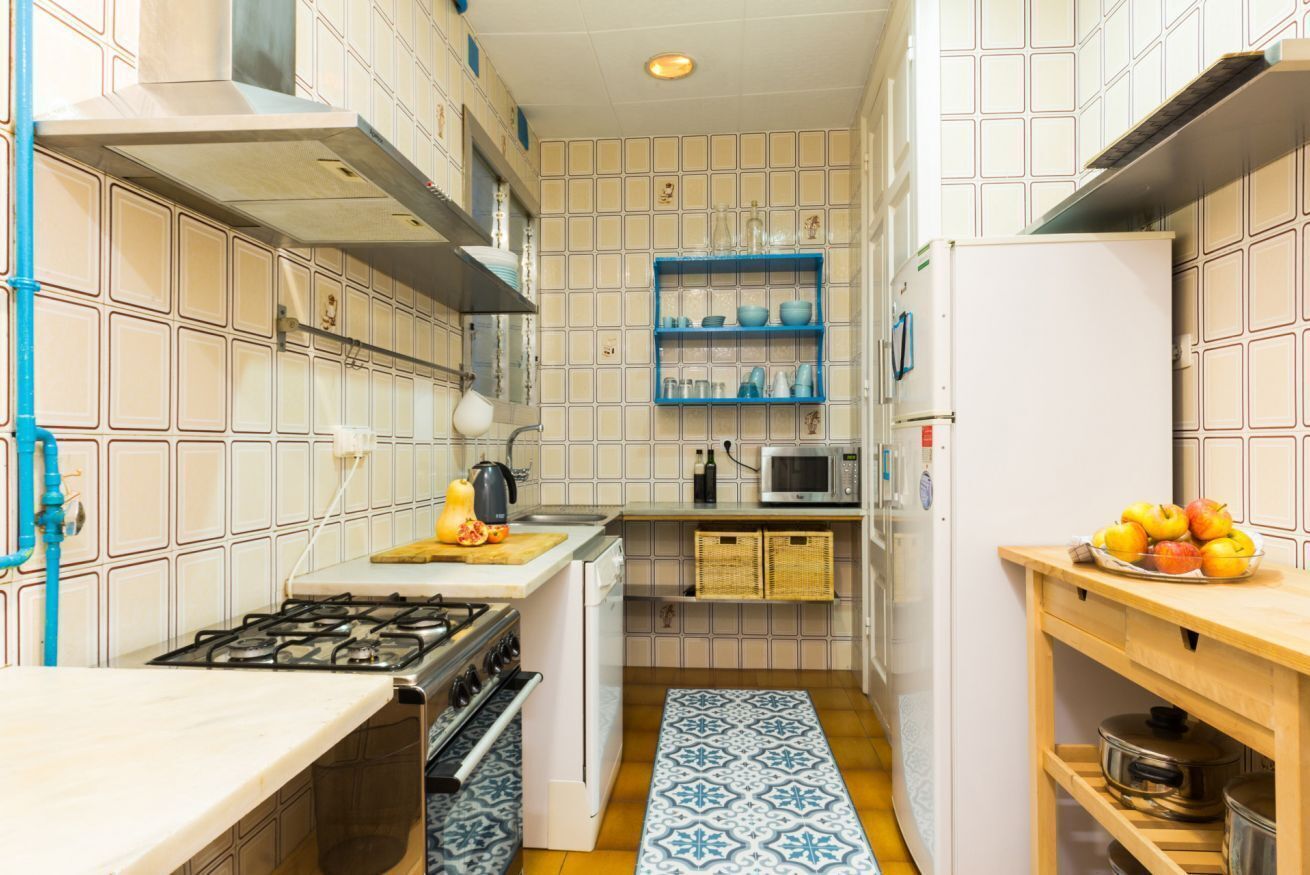 Een koelkast, een magnetron, een vaatwasser, een broodrooster