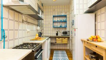 Een koelkast, een magnetron, een vaatwasser, een broodrooster