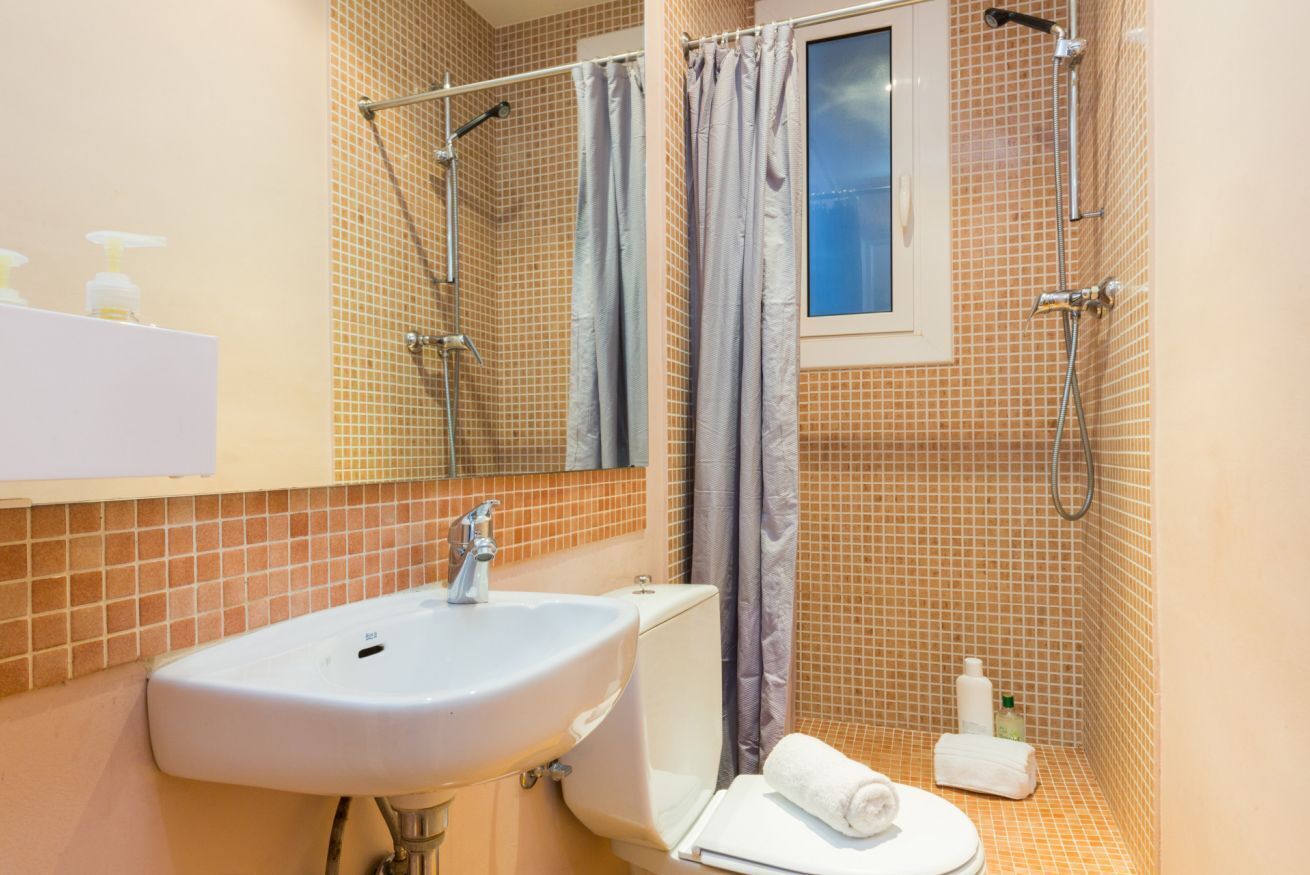 Een douche, een bidet, handdoeken, shampoo