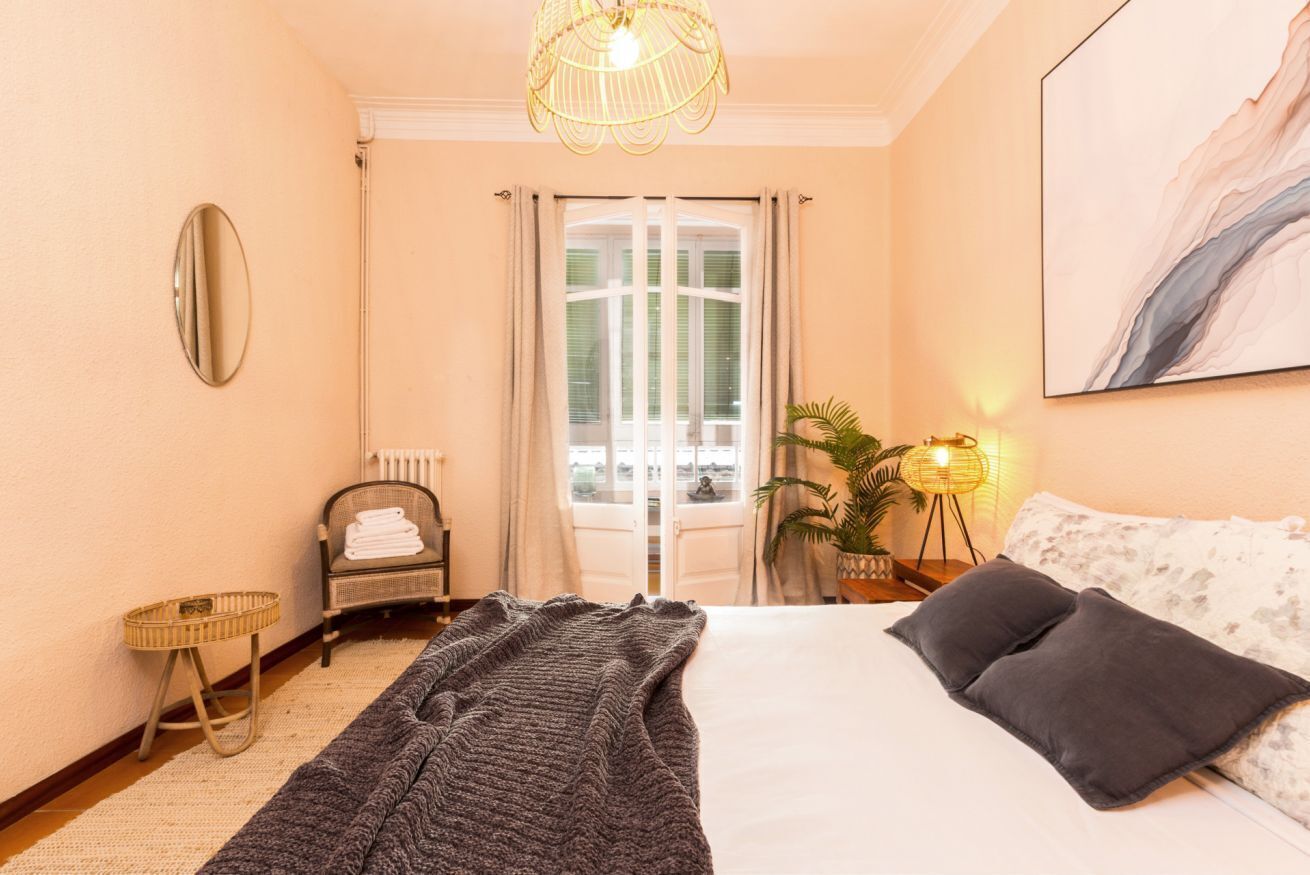 5 slaapkamers, een strijkplank/strijkijzer, reisbedje