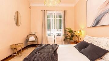 5 slaapkamers, een strijkplank/strijkijzer, reisbedje