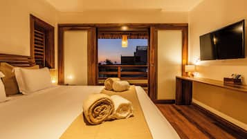 Vila Deluks, pemandangan kolam renang | Seprai premium, meja kerja, ruang kerja ramah laptop, dan Wi-Fi gratis