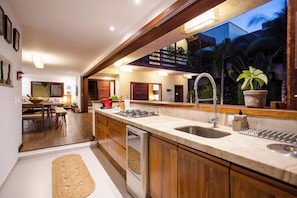 Villa Deluxe, vista a la alberca | Cocina privada | Refrigerador con congelador, microondas y parrilla de estufa 