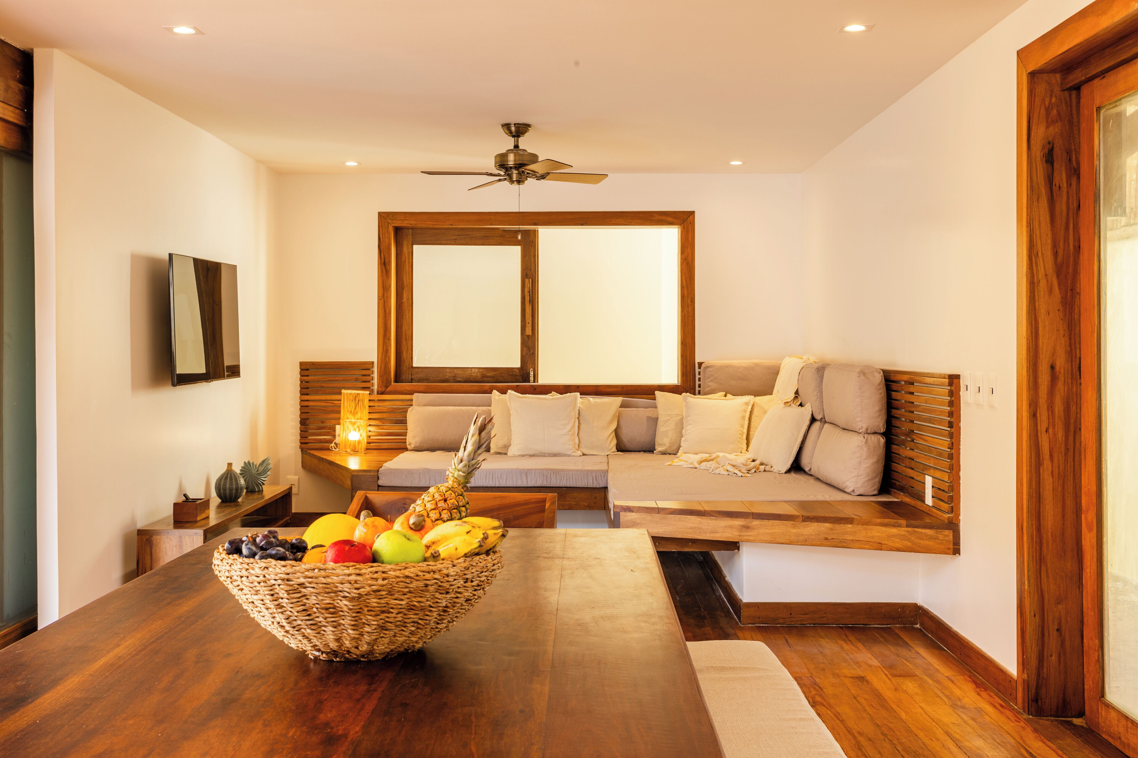 Biệt thự Deluxe, quang cảnh hồ bơi | Khu phòng khách | Smart TV 32-inch có truyền hình kỹ thuật số 