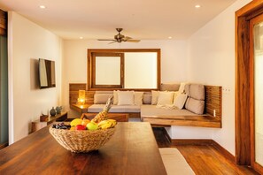 Villa Deluxe, vista a la alberca | Área de sala de estar | Smart TV de 32 pulgadas con canales digitales 