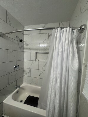 Hair dryer, towels, soap, toilet paper - 4-bedroom house. 1 King & 3 Queens in delightful Augusta. Your “Place of Peace” (Augusta)