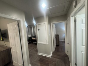 Interior - 4-bedroom house. 1 King & 3 Queens in delightful Augusta. Your “Place of Peace” (Augusta)