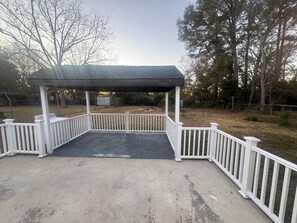 Property grounds - 4-bedroom house. 1 King & 3 Queens in delightful Augusta. Your “Place of Peace” (Augusta)