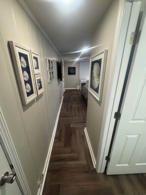 Interior - 4-bedroom house. 1 King & 3 Queens in delightful Augusta. Your “Place of Peace” (Augusta)