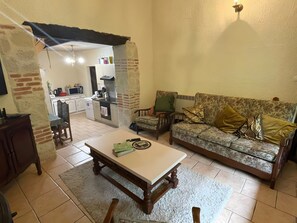 Télévision, cheminée, table de tennis de table