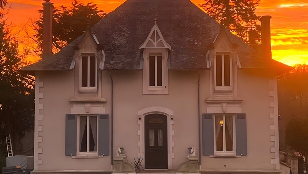 A two-story building with a symmetrical facade, a central entrance, and a pitched roof. - La Maison du Jardin – Country Estate with Large Pool and Wi-Fi (Penne-d'Agenais)