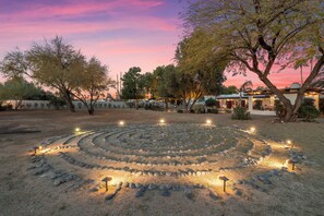 Property grounds - Upscale, Private, 1-Acre Paradise Valley Home. Pool, Labyrinth & Luxe Design (Paradise Valley)