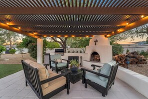 Terrace/patio - Upscale, Private, 1-Acre Paradise Valley Home. Pool, Labyrinth & Luxe Design (Paradise Valley)